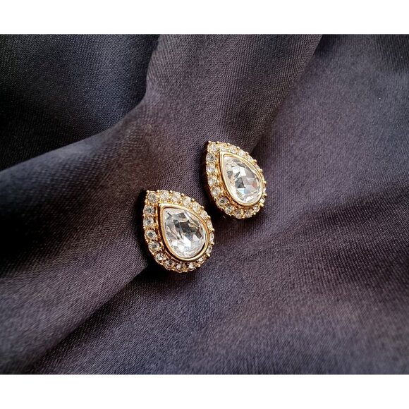 Vintage SWAROVSKI Teardrop Crystal Rhinestones Clear White and Gold Clip Earring - Picture 5 of 9